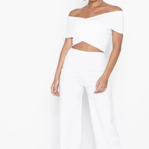 Byxdress - Vit byxdress använd bara en gång. Öppning vid magen och utsvängda där nere. Passar både XS och S