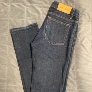 Acne jeans - Super snygga lågmidjade jeans ifrån acne i bra skick!  Säljer pågrund av att det är försmå på mig. Strl 27/34🥰