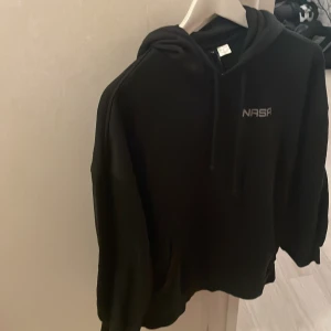 Nasa hoodie - En nasa hoddie med coolt tryck bak och är oversize i modellen , ny skick har knappt använt. Skriv för mer bilder eller funderingar💗