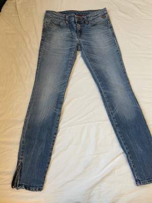 Ett par sjukt snygga Replay jeans som är Lågmidjade! De är bootcut/ Straight! de har en dragkedja längst ner där man kan få justera om man vill ha bootcut eller straight💘 160 kr+ frakt kan även mötas💘💘