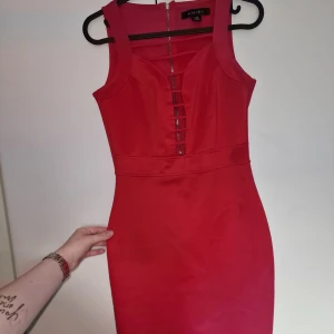 Klänning - Super fin röd klänning som framhäver formarna. Använd vid enstaka tillfällen. Passar storlek xs/s