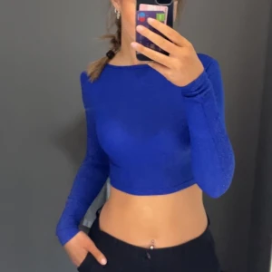 glittrig festtopp - Skitsnygg blå glittrig festtopp!  Den är rätt kort framtill, men superfin att ha bakåfram som på första bilden!  Samfraktar gärna så kolla in mina andra annonser 🥰🫶🏻