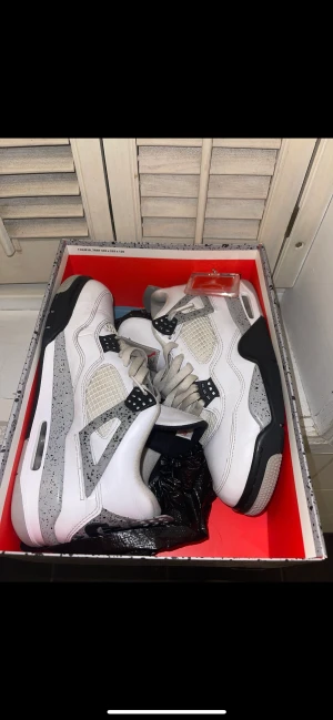 Jordan 4 white cement  - Jordan 4 whiteboarden cement storlek 42,5