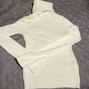 Ribbad topp - Vit ribbad topp med polo från HM i storlek S, oanvänd