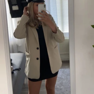 Kavaj - Jättefin beige kavaj från vila använd nån enstaka gång   Nypris 549:-