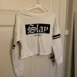 Tröja från New Yorker  - Säljer denna coola tröja från New Yorker. I fint skick, men tecken på användning. Croppad sweatshirt. Storlek M, men passar även mindre. 100% bomull. 
