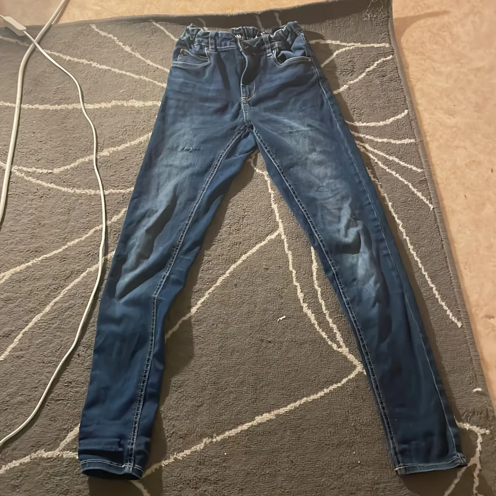 Jag har använt typ 2 3. Den är ny tvättat och inga hål o inga fläckar på den  . Jeans & Byxor.