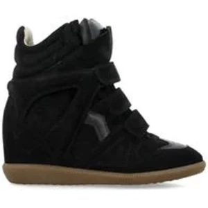 Isabel marant skor - Säljer dessa skorna i storlek 38! Jag har knappt använt de, vilket betyder att de är i nyskick. Box och tag medföljer. D Skriv för egna bilder!!!! Bud på 2100kr