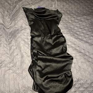 En oanvänd sexig klänning från shein i storlek xs. Passar perfekt för  festligare tillfällen