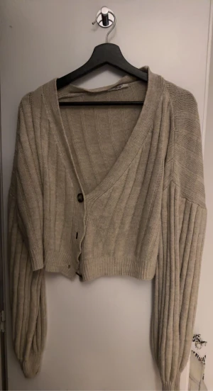 Stickad tröja - Säljer denna snygga tröja från chiquelle då den inte kommer till användning längre💕köpare står för fraky