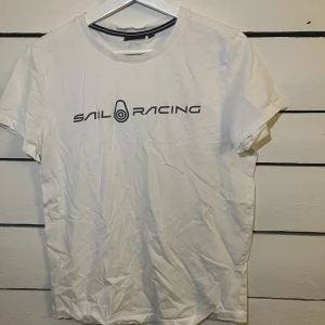Vit tshirt - Vit tshirt från sail racing. Använt skick. 
