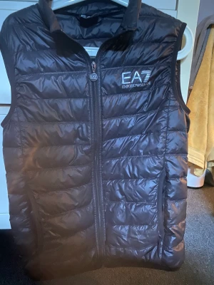 Armani väst - Armani väst bra skick, på 3 de bilden ser man ett litet litet hål men inget man tänker på. Storlek S säljer för 500 kr 