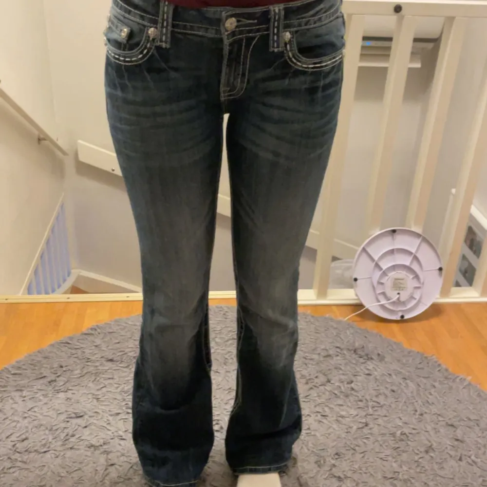 jätte fina lågmidjade miss me jeans som tyvärr inte kommer till användning. Använt 2 gånger och inga skador me dessa. Kom privat för mer frågor:) tryck inte på köp nu. Möts endast upp.. Jeans & Byxor.