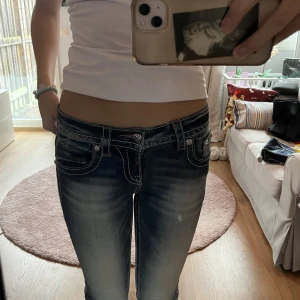 Miss me jeans  - Super snygga miss me jeans med så snygga fickor 😍😍❣️ Straight modell och storlek 26 ❣️Midjemått: 78cm, Innerbenslängd: ca 87 cm❤️❤️