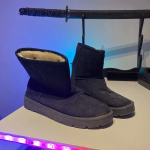 Vinter skor  - De är vinterskor (jag köpte dem för en månad sedan) de är lite små för mig och det är därför jag vill sälja dem