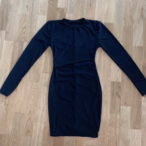 Svart miniklänning - Säljer en helt oanvänd, svart figursydd miniklänning. Det är ett tunt och väldigt skönt material🤩150 kr + frakt✨