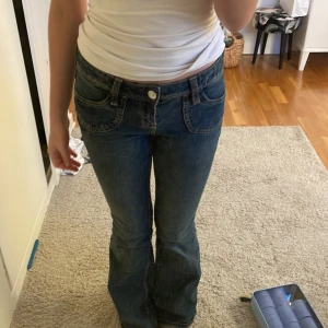 Low waist bootcut jeans - ❗️Budgiving tar slut måndag 6/3❗️ Budgivningen måste förlängas då jag inte kunnat skicka mått till de som undrat därav forsätter den i kommentarerna❤️ Low waist bootcut jeans från H&M i storlek 32🫶 Köperen står för frakt💋 