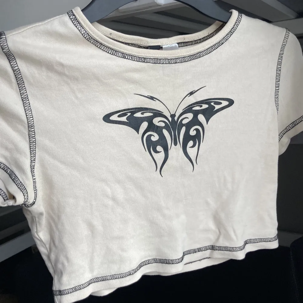 Väldigt croppad crop top från h&m. Jätte fin men använder inte längre🧌Den är i storlek S men eftersom den är väldigt kort tror jag den passar XS bättre❣️ skriv för fler bilder eller frågor.. Blusar.