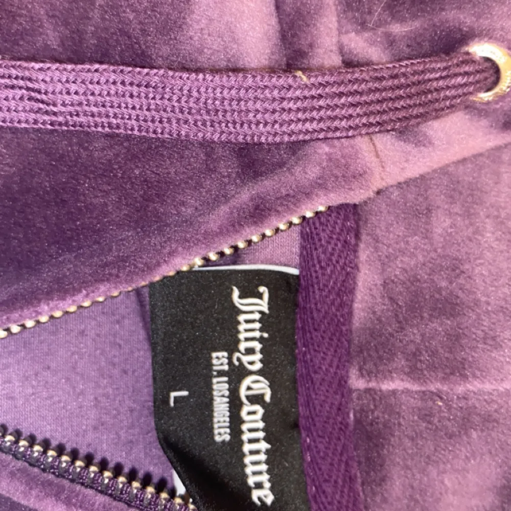 Jätte fin zip hoddie från juicy couture som tyvärr inte kommer till användning . Tröjor & Koftor.