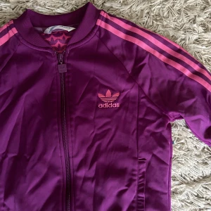 Adidas Jacka - Fet adidas jacka som passar bra till y2k 2000 stil eller mer åt skater stil  Storlek S och är helt oanvänd. Köptes för 400kr