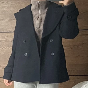 Kort kappa - Kort kappa från ellos, strl. 38<3 använd va 8 ggr. Mörkblå