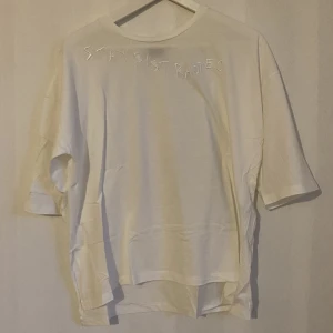 Drop Dead T-shirt  - Drop Dead T-shirt   Stay distracted   Med stor patch på ryggen   Aldrig använd   Storlek uk 8 ( passar xs-m )