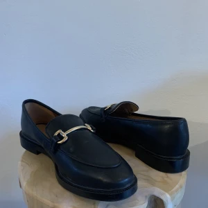 Loafers  - Svarta loafers från H&M  Strl 39 Använda en gång, nyskick