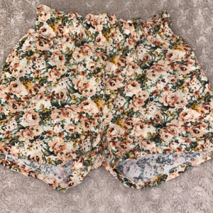 Blommiga Shorts - Super söta och somriga shorts! Blommiga! Jätte snygga och fina! Perfekt söt varma sommar dagar!