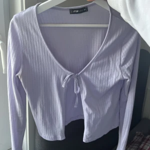 Lila cardigan - Supersöt cardigan i pastell lila. Passar pefekt till våren eller sommaren och över en liten topp eller precis som den är. Storlek m men liten i armarna 💜💜