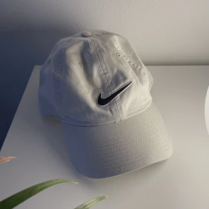 Nike Keps - Aldrig använd. Köptes 2021 och har samlat damm sedan dess. Finns i Bromma. Kan annars skicka men då står köparen för frakten.