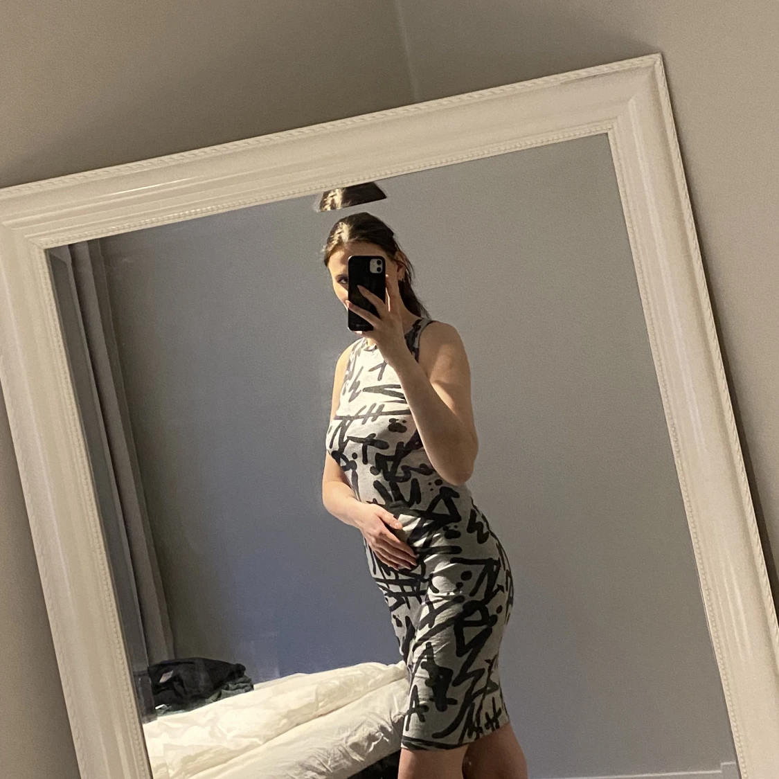 Gråsvart knälång klänning 