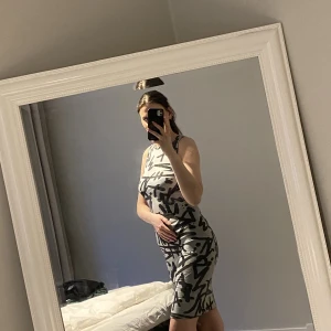 Gråsvart knälång klänning  - Grå bomullsklänning med svart ”graffiti”  Storlek S men stor i storleken så skulle säga närmare M/L elr strl40