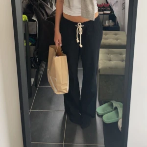 Roxy linne byxor  - Säljer dessa superfina Roxy linnebyxor i jätte bra skick då dom knappt är använda. De passar bra på mig som är 168❣️midjemått är 80cm men har snöre i midjan så går att göra mindre. Innerbenslängden är 76 cm. 