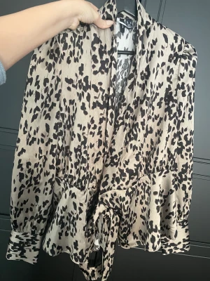 Leopard blus  - Fin blus i satin med leopard mönster, aldrig använd. Storlek medium. 