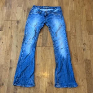 Lågmudjade jeans - Vintage lågmidjade i bra skick, 38 tvärsöver i midjemått, 79 i innerbenslängd. Har inga bilder på och pris kan absolut diskuteras vid snabb affär🫶🏻 Frakt är 69 kr