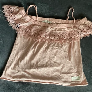 Odd Molly Topp  - Jätte söt topp från Odd Molly. Den är i fint skick och använd ett fåtal gånger. För fler bilder och frågor skriv privat.  