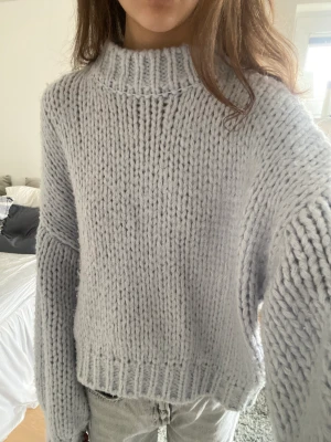 Stickad tröja  - Så mysig grovstickad babyblå tröja från Nakd köpt för ca 2 år sedan! I jätttefint skick då den är använd få gånger