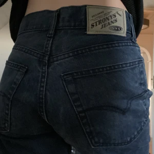 Raka mörkblåa jeans - Raka mörkblåa jeans som sitter lite pösigt i benen. Köpt av en tjej här på plick, som köpt jeansen i Spanien, så antagligen spanskt märke. Storlek står inte men jag brukar bära 34 eller 36 i byxor och är 170 för referens. Skicka pm för fler frågor ❣️🔆