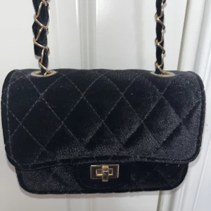 Väska - Säljer denna väska från Ur & Penn. Den är helt oanvänd och har inga skador. Pris kan diskuteras. Kontakta för mer information. 💞