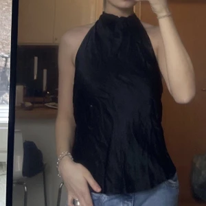 Halternecktopp i satin!🕺 - Säljer denna fina halternecktopp från bikbok!! Den är helt oanvänd med lappen kvar💗💗 Köpt för 279 men säljer nu för 150, pris går att diskutera😋första bilden lånad🕺