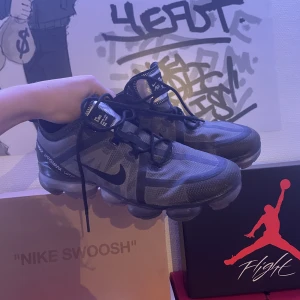 Vapormax 2019 - Säljer farsans vapormax från 2019. De är använda väldigt fåtal gånger alltså är de som nya iprincip. Säljs billigt så först i kvarn, nypris ca 2000kr💥