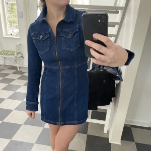 Jeans klänning  - Säljer den här fina jeans klänningen! Köparen står för frakten 
