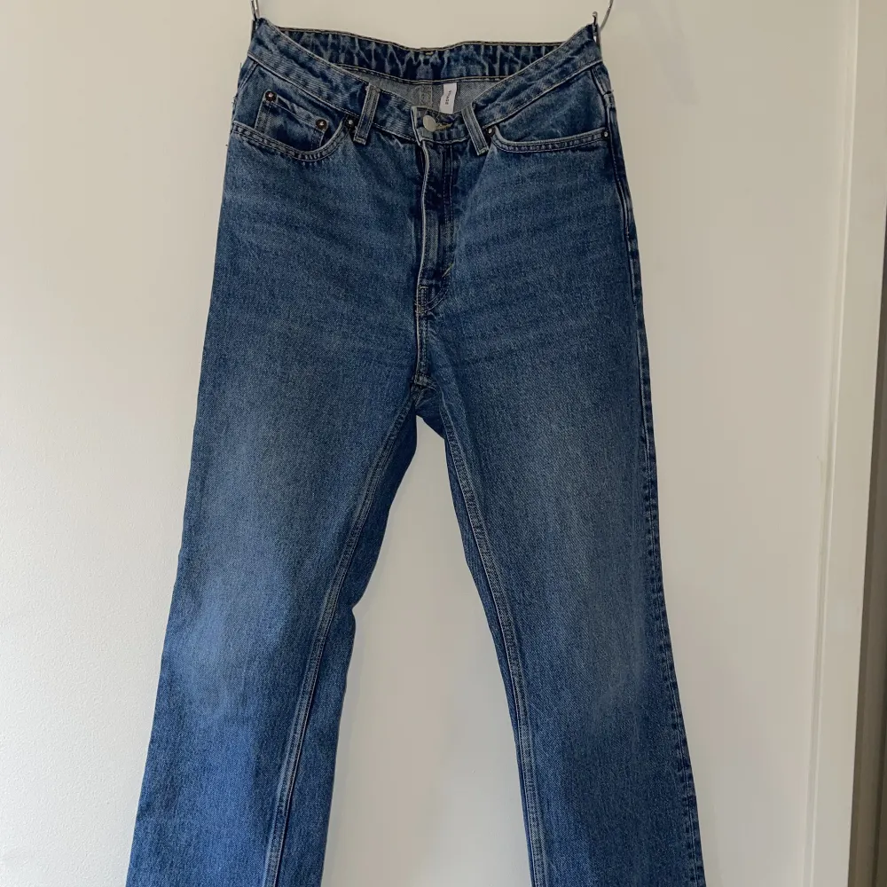 Weekday jeans i modellen Voyage i storlek 27/32. Säljs på grund av för små för mig. inköpspris 500kr. Använda sparsamt därav i bra skick. . Jeans & Byxor.