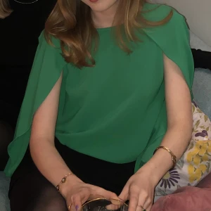 Grön topp 💚 - Grön topp från Zara med ”mantel”  Superfint material, endast använd några gånger 💚