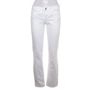 Esprit jeans - Jättefina raka esprit jeans i bra skick från sellpy. Tyvärr satt de för tight på mig, annars superfina! Inga fläckar eller synliga defekter. Innerbensläng: 76cm Midjemått: 77/78 cm, lowwaist ⭐️⭐️(pris kan diskuteras:)