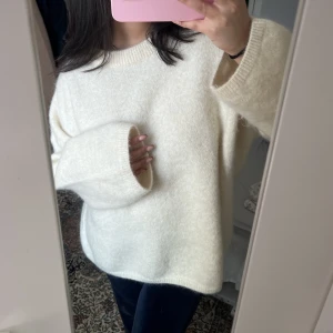 Mohair tröja  - Säljer nu den slutsålda Mohairtröjan från H&m då den aldrig kommer till användning :(💗 Endast använd en gång och nypris är 600 kr! Köparen står för frakt 🫶🏼🫶🏼