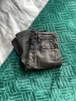 Jeans kjol  - Sitter tajt. Väldigt fin. Använd några få gånger. 