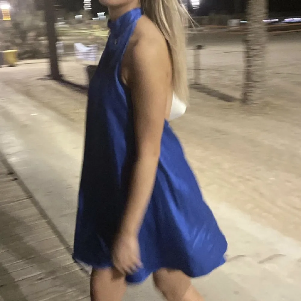 Intresekoll på denna skit snygg blå halterneck klänning ifrån zara i storlek Xs fint skick. Kom privat för egna bilder  . Klänningar.