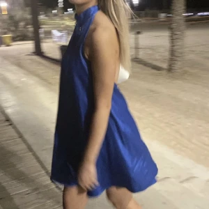Blå halterneck klänning zara  - Intresekoll på denna skit snygg blå halterneck klänning ifrån zara i storlek Xs fint skick. Kom privat för egna bilder  