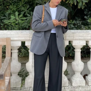 Oversized blazer - Grå oversized blazer. Köpt secondhand, okänt märke. Lik Djerf Avenues gråa forever blazer (se bilderna för passform). Sitter sjukt snygg men kommer inte till användning. 